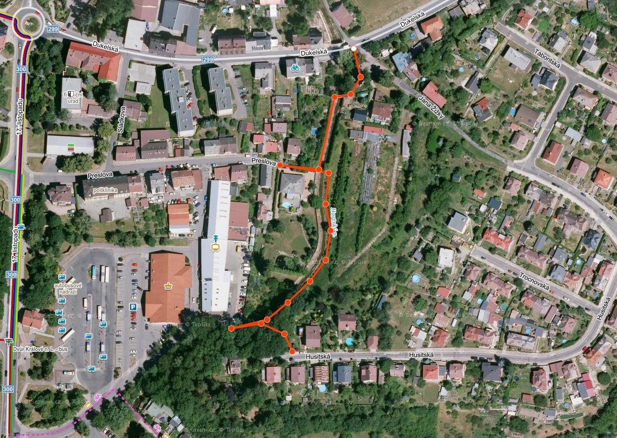 Cesta parkem podle potoka až na autobusák by jistě zlepšila den řadě lidí odjiždějících za prací